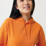 Femme souriante en sweat à capuche orange