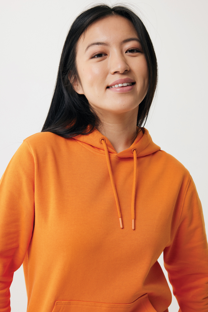Femme souriante en sweat à capuche orange