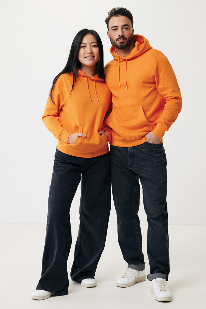 Deux personnes en sweats à capuche orange