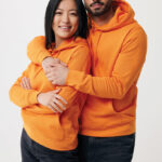 Couple en sweats à capuche orange assortis