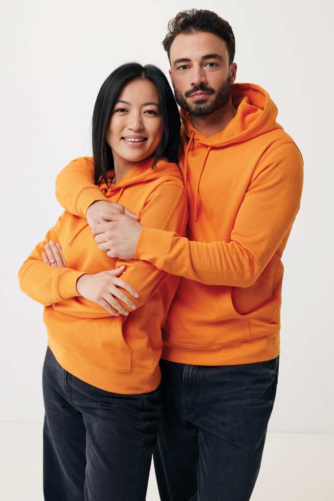 Couple en sweats à capuche orange assortis