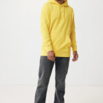 Homme portant sweat à capuche jaune et jean gris