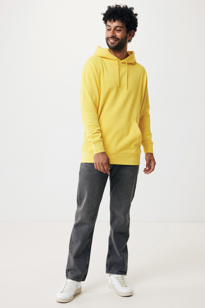 Homme portant sweat à capuche jaune et jean gris