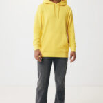 Homme portant un sweat à capuche jaune