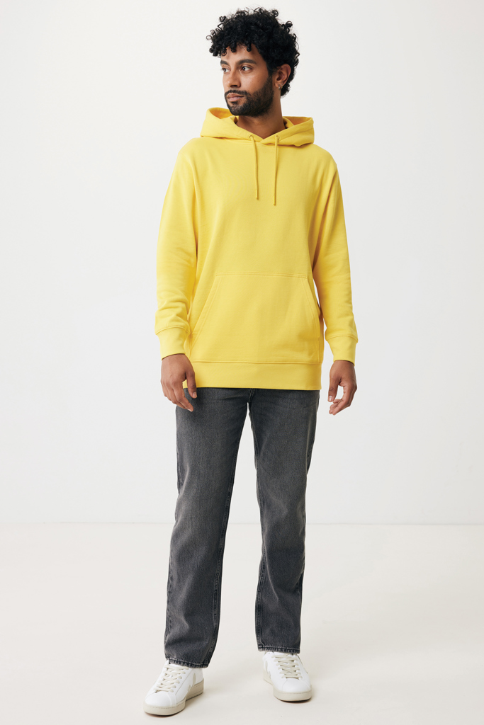 Homme portant un sweat à capuche jaune
