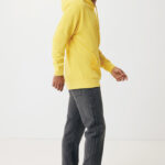 Homme en sweat jaune et jean gris
