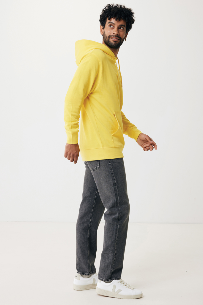 Homme en sweat jaune et jean gris