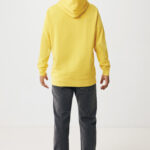 Homme de dos en hoodie jaune