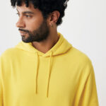 Homme barbu en sweat à capuche jaune