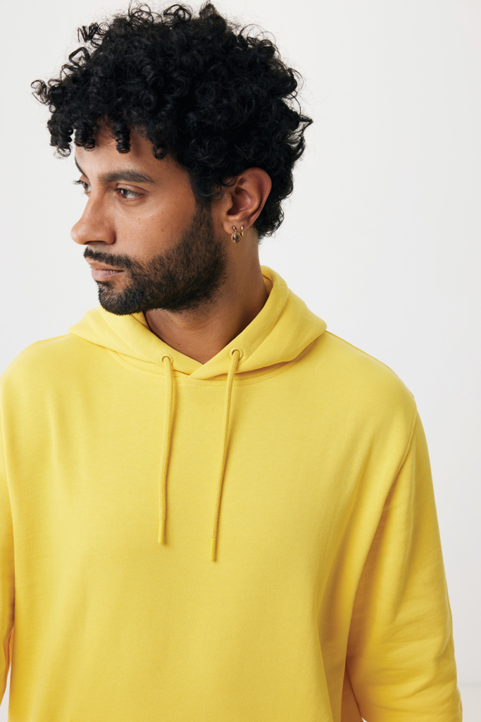 Homme barbu en sweat à capuche jaune