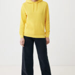 Femme en sweat à capuche jaune et jean large