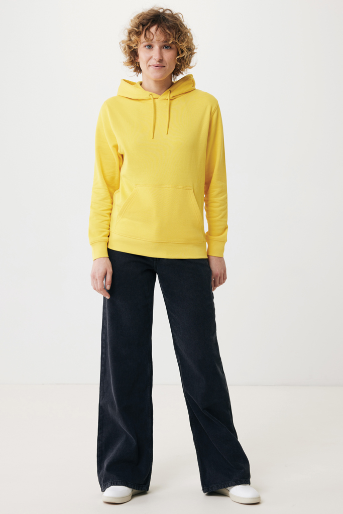 Femme en sweat à capuche jaune et jean large