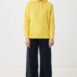 Femme en sweat à capuche jaune et pantalon large noir