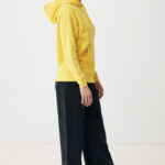 Femme en sweat jaune et jean large
