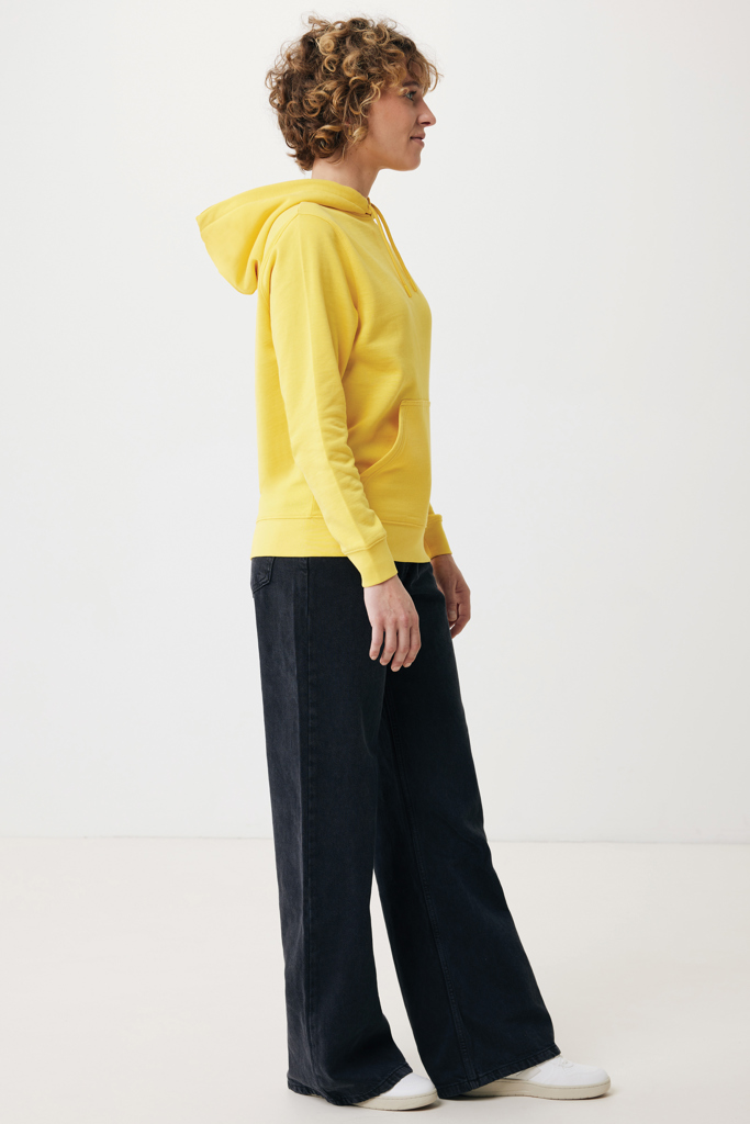 Femme en sweat jaune et jean large