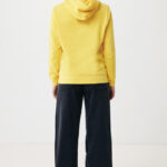 Personne portant sweat jaune et jean large