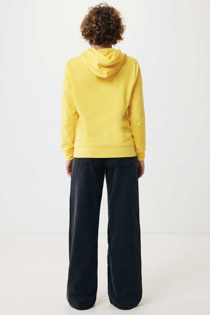 Personne portant sweat jaune et jean large