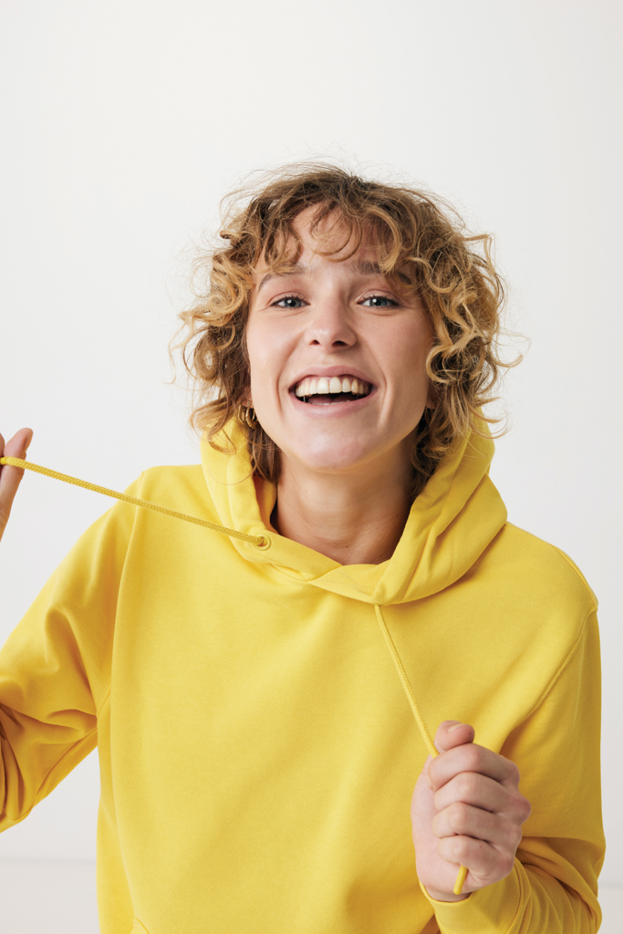 Jeune femme souriante en sweat jaune