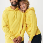 Couple souriant en sweats à capuche jaunes