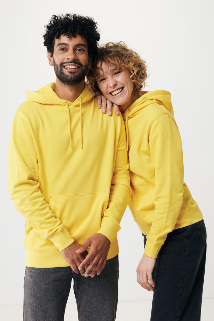 Couple souriant en sweats à capuche jaunes