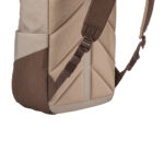 Détail d’un sac à dos beige et marron