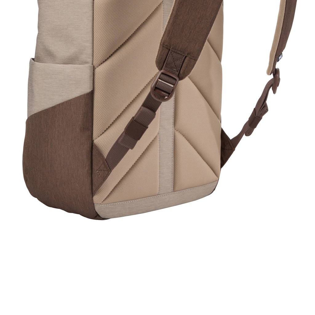 Détail d’un sac à dos beige et marron