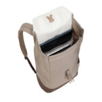 Sac à dos beige ouvert avec ordinateur portable