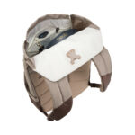 Sac à dos beige ouvert avec casque audio