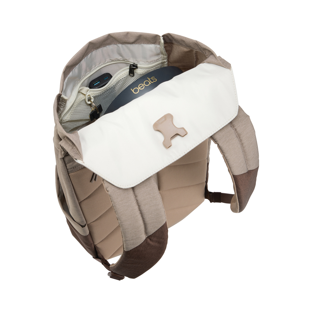 Sac à dos beige ouvert avec casque audio