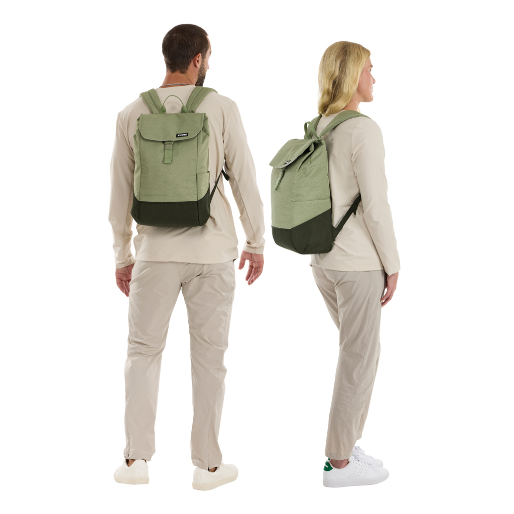 Homme et femme avec sac à dos vert