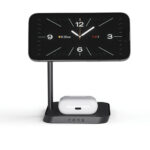 Smartphone sur support affichant horloge numérique