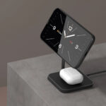 Smartphone sur station de charge avec horloge