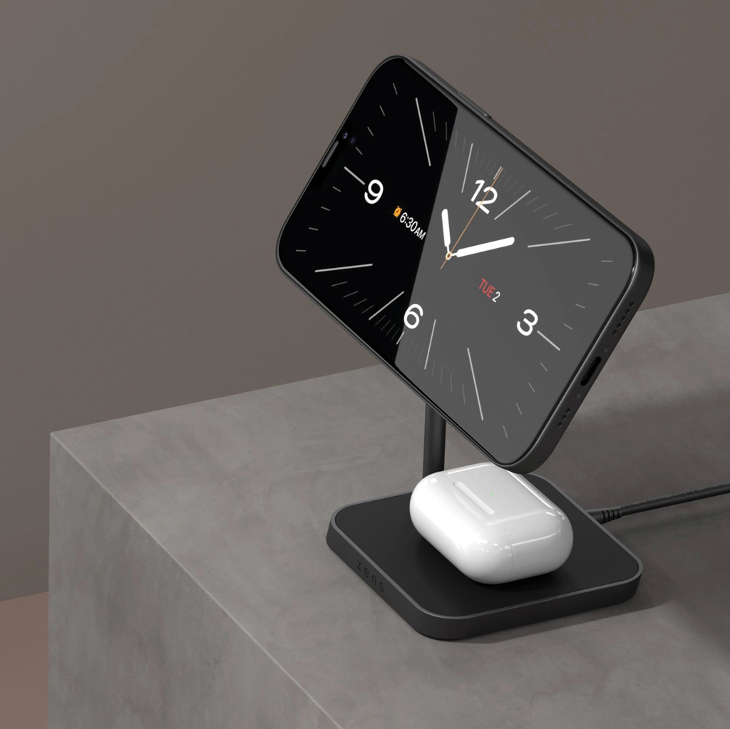 Smartphone sur station de charge avec horloge