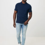Homme en polo bleu et jean clair