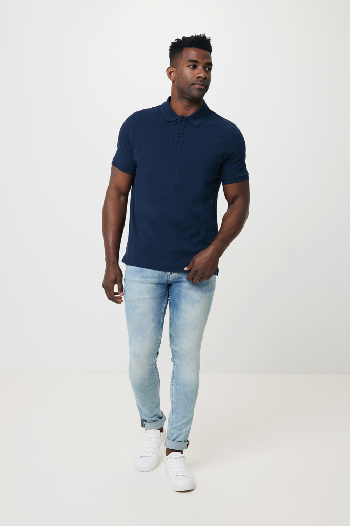Homme en polo bleu et jean clair