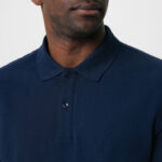 Homme portant un polo bleu marine