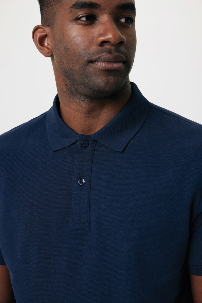 Homme portant un polo bleu marine