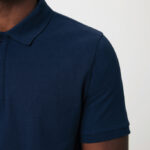 Homme portant un polo bleu marine