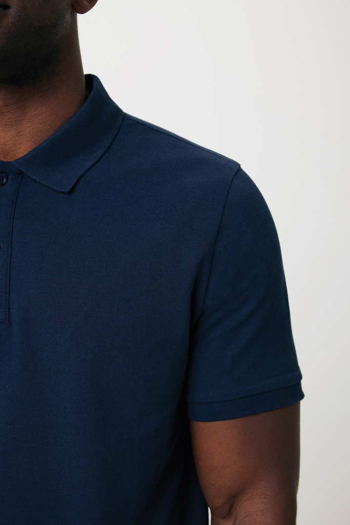 Homme portant un polo bleu marine