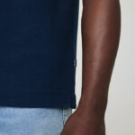 Bras d’homme en t-shirt bleu et jean clair