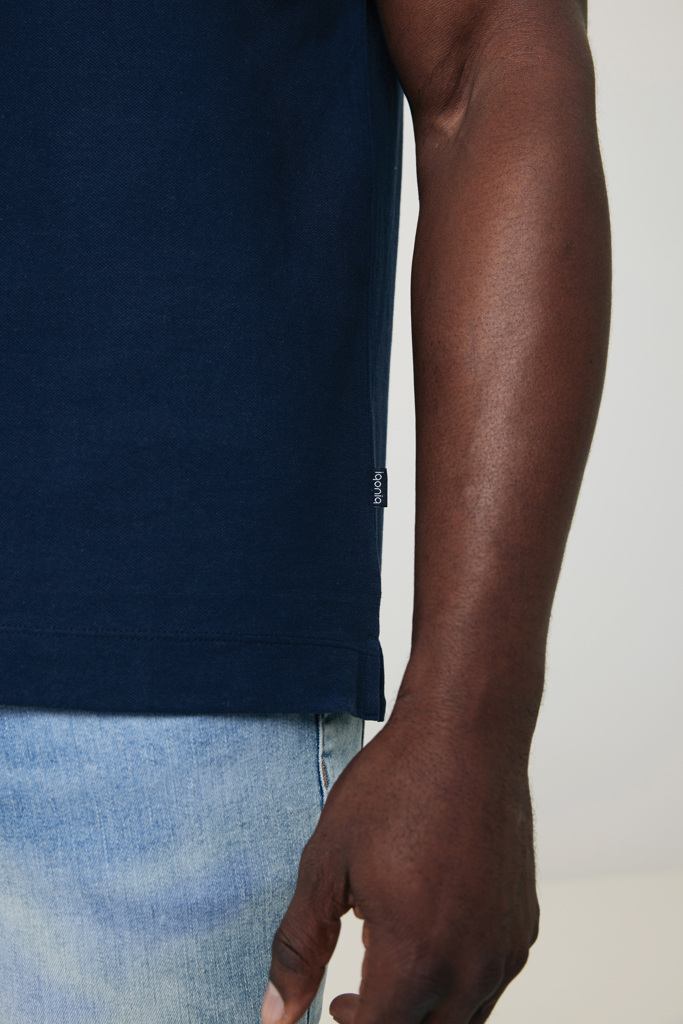 Bras d’homme en t-shirt bleu et jean clair