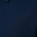 Gros plan sur polo bleu marine