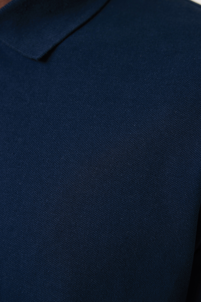 Gros plan sur polo bleu marine