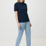 Femme portant polo bleu marine et jean clair