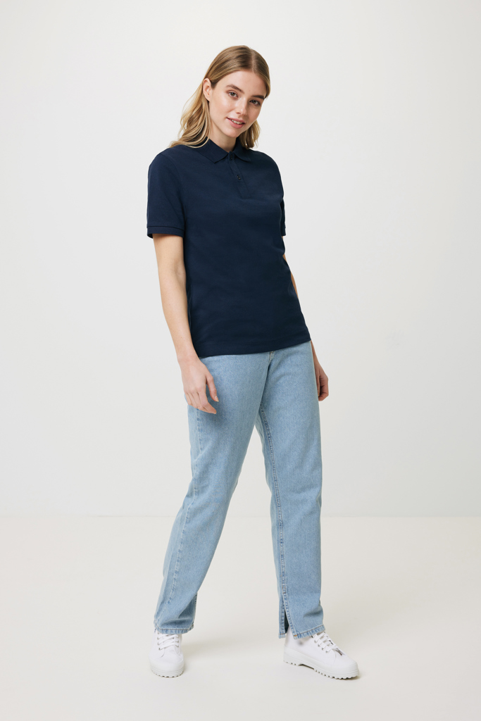 Femme portant polo bleu marine et jean clair