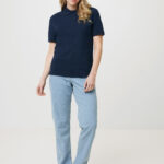 Femme en polo bleu marine et jean clair