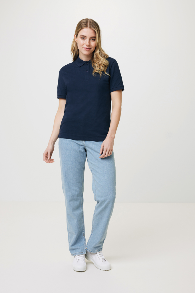 Femme en polo bleu marine et jean clair