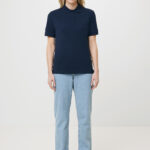 Femme portant polo bleu marine et jean clair