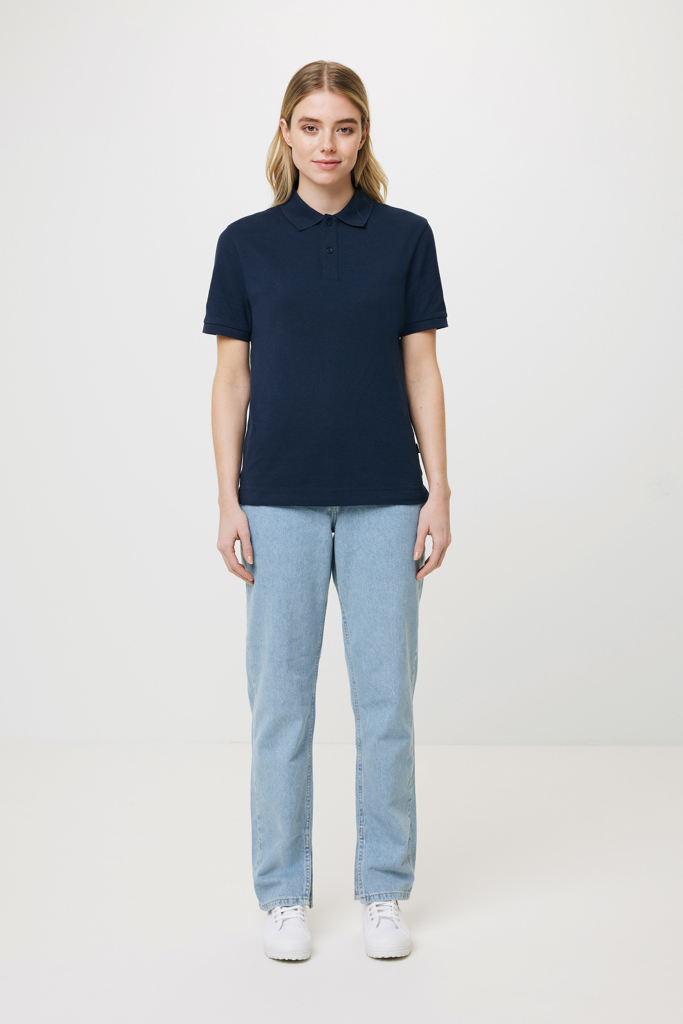 Femme portant polo bleu marine et jean clair