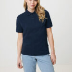 Femme portant polo bleu marine et jean clair